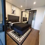 Accor Stadium Luxury - 3 Bed 2 Baths, Sleeps 6, Pool, Parking If Available- No Parties