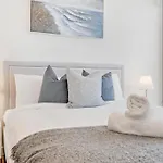 Accor Stadium Luxury - 3 Bed 2 Baths, Sleeps 6, Pool, Parking If Available- No Parties