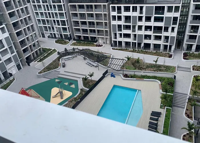 Accor Stadium Luxury - 3 Bed 2 Baths, Sleeps 6, Pool, Parking If Available- No Parties